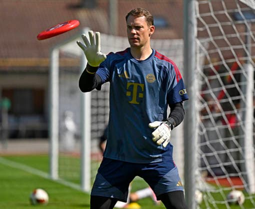 29.07.2026, Fussball Bundesliga 2026 2027, Trainingslager FC Bayern München in Rottach-Egern am Tegernsee (Bayern). Torwart Manuel Neuer (FC Bayern München) fängt eine Frisbee Wurf-Scheibe *** July 29, 2026, 2026–2027 Bundesliga, FC Bayern Munich training camp in Rottach-Egern on Lake Tegernsee, Bavaria; FC Bayern Munich goalkeeper Manuel Neuer catches a Frisbee