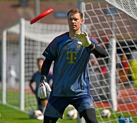29.07.2026, Fussball Bundesliga 2026 2027, Trainingslager FC Bayern München in Rottach-Egern am Tegernsee (Bayern). Torwart Manuel Neuer (FC Bayern München) fängt eine Frisbee Wurf-Scheibe *** July 29, 2026, 2026–2027 Bundesliga, FC Bayern Munich training camp in Rottach-Egern on Lake Tegernsee, Bavaria; FC Bayern Munich goalkeeper Manuel Neuer catches a Frisbee