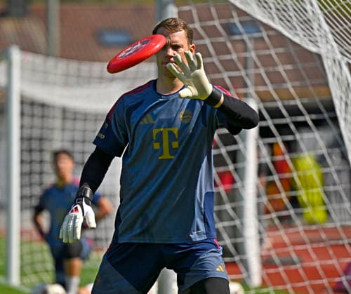 29.07.2026, Fussball Bundesliga 2026 2027, Trainingslager FC Bayern München in Rottach-Egern am Tegernsee (Bayern). Torwart Manuel Neuer (FC Bayern München) fängt eine Frisbee Wurf-Scheibe *** July 29, 2026, 2026–2027 Bundesliga, FC Bayern Munich training camp in Rottach-Egern on Lake Tegernsee, Bavaria; FC Bayern Munich goalkeeper Manuel Neuer catches a Frisbee