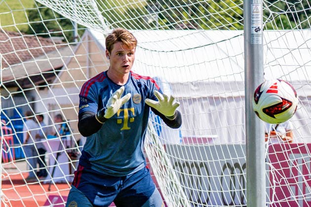 Trainingslager, FC Bayern München am 29.07.2026 in Rottach-Egern Jonas Urbig im Torwarttraining *** Training camp, FC Bayern Munich on July 29, 2026, in Rottach-Egern: Jonas Urbig during goalkeeper training Copyright: xBahhoxKarax