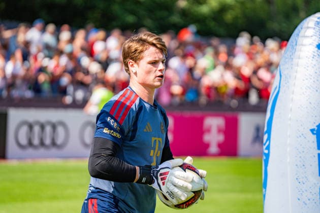 Trainingslager, FC Bayern München am 29.07.2026 in Rottach-Egern Jonas Urbig im Torwarttraining *** Training camp, FC Bayern Munich on July 29, 2026, in Rottach-Egern: Jonas Urbig during goalkeeper training Copyright: xBahhoxKarax