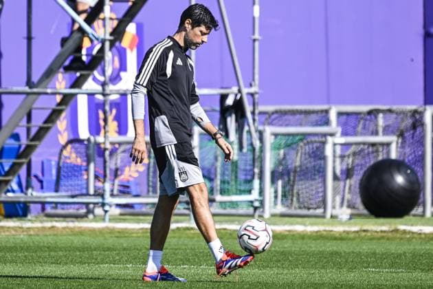 Anderlecht s head coach Vitor Bruno pictured during a training session of Belgian RSC Anderlecht, Wednesday 29 July in Brussels, in preparations of the second leg of the second qualifying round for the UEFA Europa League against Swedish Hammarby IF. TOM GOYVAERTS TomxGoyvaerts  x182284073x