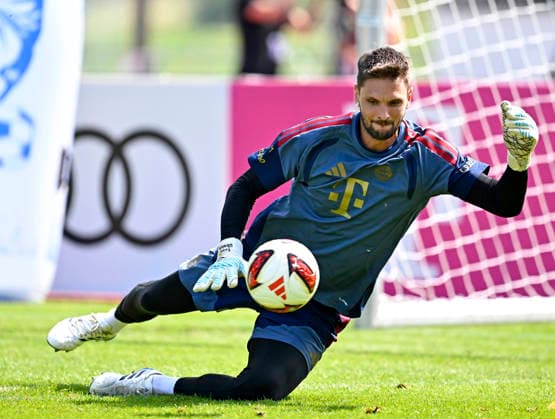 29.07.2026, Fussball Bundesliga 2026 2027, Trainingslager FC Bayern München in Rottach-Egern am Tegernsee (Bayern). Torwart Sven Ulreich (FC Bayern München) am Ball. *** July 29, 2026, 2026–2027 Bundesliga, FC Bayern Munich training camp in Rottach-Egern on Lake Tegernsee, Bavaria; FC Bayern Munich goalkeeper Sven Ulreich in action