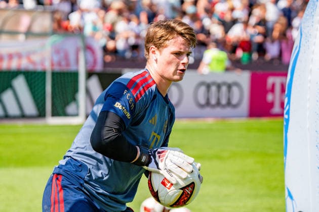 Trainingslager, FC Bayern München am 29.07.2026 in Rottach-Egern Jonas Urbig im Torwarttraining *** Training camp, FC Bayern Munich on July 29, 2026, in Rottach-Egern: Jonas Urbig during goalkeeper training Copyright: xBahhoxKarax