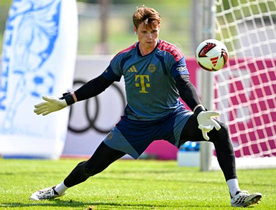 29.07.2026, Fussball Bundesliga 2026 2027, Trainingslager FC Bayern München in Rottach-Egern am Tegernsee (Bayern). Torwart Jonas Urbig (FC Bayern München) fokussiert den Ball. *** July 29, 2026, 2026–2027 Bundesliga, FC Bayern Munich training camp in Rottach-Egern on Lake Tegernsee, Bavaria; goalkeeper Jonas Urbig of FC Bayern Munich focuses on the ball