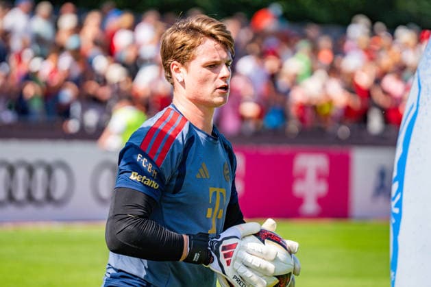 Trainingslager, FC Bayern München am 29.07.2026 in Rottach-Egern Jonas Urbig im Torwarttraining *** Training camp, FC Bayern Munich on July 29, 2026, in Rottach-Egern: Jonas Urbig during goalkeeper training Copyright: xBahhoxKarax