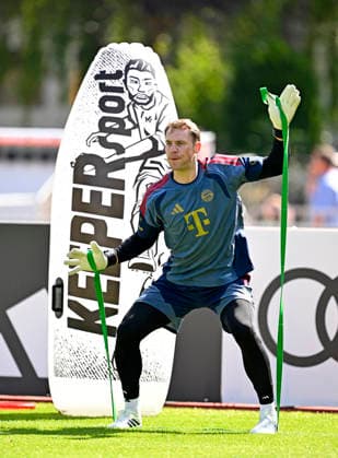 29.07.2026, Fussball Bundesliga 2026 2027, Trainingslager FC Bayern München in Rottach-Egern am Tegernsee (Bayern). Torwart Manuel Neuer (FC Bayern München) zieht die Bänder hoch. *** July 29, 2026, 2026–2027 Bundesliga, FC Bayern Munich training camp in Rottach-Egern on Lake Tegernsee, Bavaria; goalkeeper Manuel Neuer of FC Bayern Munich pulls up his socks