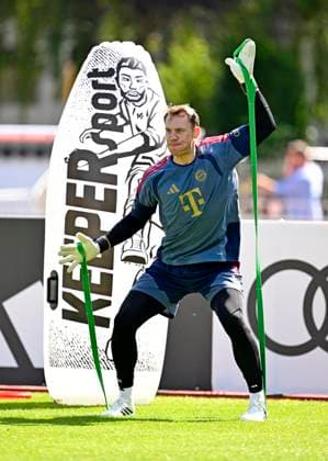 29.07.2026, Fussball Bundesliga 2026 2027, Trainingslager FC Bayern München in Rottach-Egern am Tegernsee (Bayern). Torwart Manuel Neuer (FC Bayern München) zieht die Bänder hoch. *** July 29, 2026, 2026–2027 Bundesliga, FC Bayern Munich training camp in Rottach-Egern on Lake Tegernsee, Bavaria; goalkeeper Manuel Neuer of FC Bayern Munich pulls up his socks