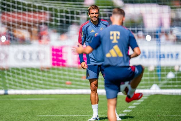 Trainingslager, FC Bayern München am 29.07.2026 in Rottach-Egern Joao Palhinha zufrieden lachend glücklich *** Training camp, FC Bayern Munich on July 29, 2026, in Rottach-Egern; João Palhinha, smiling contentedly and happily Copyright: xBahhoxKarax