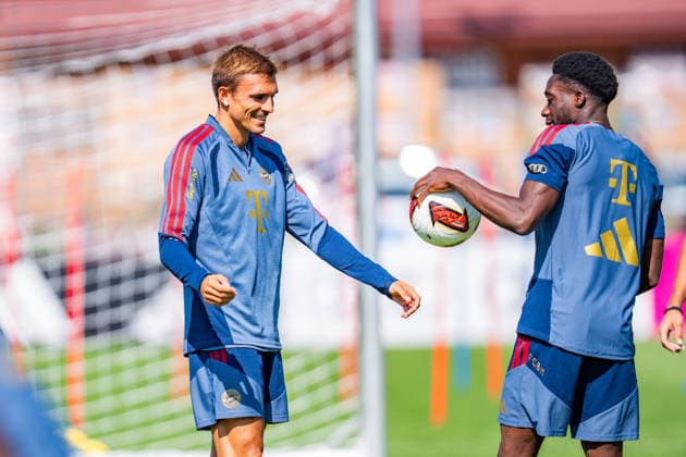 Trainingslager, FC Bayern München am 29.07.2026 in Rottach-Egern Joao Palhinha zufrieden lachend glücklich Alphonso Davies *** Training camp, FC Bayern Munich on July 29, 2026, in Rottach-Egern: Joao Palhinha, smiling contentedly; Alphonso Davies, happy Copyright: xBahhoxKarax