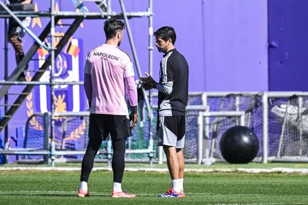 Anderlecht s head coach Vitor Bruno and Anderlecht s goalkeeper Colin Coosemans pictured during a training session of Belgian RSC Anderlecht, Wednesday 29 July in Brussels, in preparations of the second leg of the second qualifying round for the UEFA Europa League against Swedish Hammarby IF. TOM GOYVAERTS TomxGoyvaerts  x182285833x