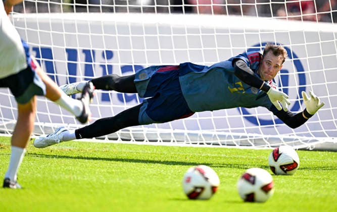 29.07.2026, Fussball Bundesliga 2026 2027, Trainingslager FC Bayern München in Rottach-Egern am Tegernsee (Bayern). Torwart Manuel Neuer (FC Bayern München) hechtet dem Ball hinterher *** July 29, 2026, 2026–2027 Bundesliga, FC Bayern Munich training camp in Rottach-Egern on Lake Tegernsee, Bavaria; goalkeeper Manuel Neuer dives for the ball