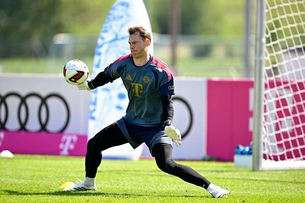 29.07.2026, Fussball Bundesliga 2026 2027, Trainingslager FC Bayern München in Rottach-Egern am Tegernsee (Bayern). Torwart Manuel Neuer (FC Bayern München) am Ball. *** July 29, 2026, 2026–2027 Bundesliga, FC Bayern Munich training camp in Rottach-Egern on Lake Tegernsee, Bavaria; FC Bayern Munich goalkeeper Manuel Neuer in action