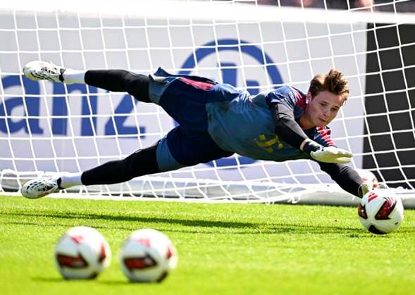 29.07.2026, Fussball Bundesliga 2026 2027, Trainingslager FC Bayern München in Rottach-Egern am Tegernsee (Bayern). Torwart Jonas Urbig (FC Bayern München) am Ball. *** July 29, 2026, 2026–2027 Bundesliga, FC Bayern Munich training camp in Rottach-Egern on Lake Tegernsee, Bavaria; goalkeeper Jonas Urbig of FC Bayern Munich in action