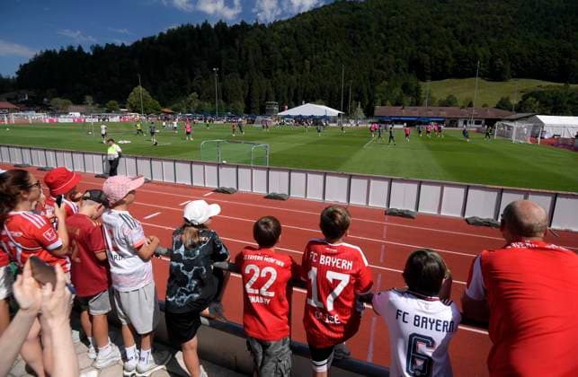 29.07.2026, Fussball Bundesliga 2026 2027, Trainingslager FC Bayern München in Rottach-Egern am Tegernsee (Bayern). Die Fans machen Fotos *** July 29, 2026, 2026–2027 Bundesliga, FC Bayern Munich training camp in Rottach-Egern on Lake Tegernsee, Bavaria—Fans are taking photos