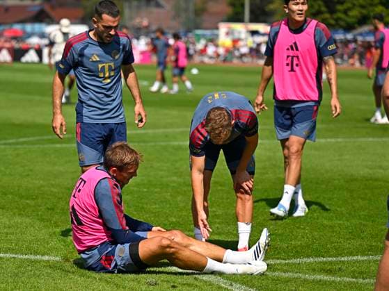 29.07.2026, Fussball Bundesliga 2026 2027, Trainingslager FC Bayern München in Rottach-Egern am Tegernsee (Bayern). Joao Palhinha (FC Bayern München) am Boden- *** July 29, 2026, 2026–2027 Bundesliga, FC Bayern Munich training camp in Rottach-Egern on Lake Tegernsee, Bavaria; Joao Palhinha, FC Bayern Munich, on the ground