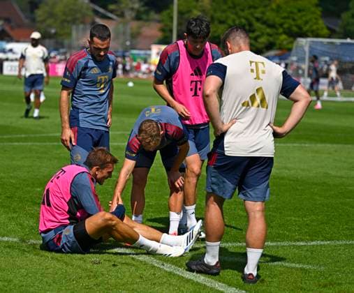 29.07.2026, Fussball Bundesliga 2026 2027, Trainingslager FC Bayern München in Rottach-Egern am Tegernsee (Bayern). Joao Palhinha (FC Bayern München) am Boden- *** July 29, 2026, 2026–2027 Bundesliga, FC Bayern Munich training camp in Rottach-Egern on Lake Tegernsee, Bavaria; Joao Palhinha, FC Bayern Munich, on the ground