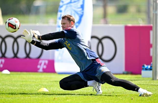 29.07.2026, Fussball Bundesliga 2026 2027, Trainingslager FC Bayern München in Rottach-Egern am Tegernsee (Bayern). Torwart Manuel Neuer (FC Bayern München) am Ball. *** July 29, 2026, 2026–2027 Bundesliga, FC Bayern Munich training camp in Rottach-Egern on Lake Tegernsee, Bavaria; FC Bayern Munich goalkeeper Manuel Neuer in action