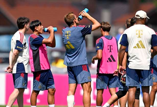 29.07.2026, Fussball Bundesliga 2026 2027, Trainingslager FC Bayern München in Rottach-Egern am Tegernsee (Bayern). Trink Pause *** July 29, 2026, 2026–2027 Bundesliga, FC Bayern Munich training camp in Rottach-Egern on Lake Tegernsee, Bavaria—Water Break