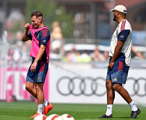 29.07.2026, Fussball Bundesliga 2026 2027, Trainingslager FC Bayern München in Rottach-Egern am Tegernsee (Bayern). Joshua Kimmich (FC Bayern München) und Trainer Vincent Kompany (FC Bayern München) haben Spass *** July 29, 2026, 2026–2027 Bundesliga, FC Bayern Munich training camp in Rottach-Egern on Lake Tegernsee, Bavaria: Joshua Kimmich of FC Bayern Munich and coach Vincent Kompany of FC Bayern Munich are having fun