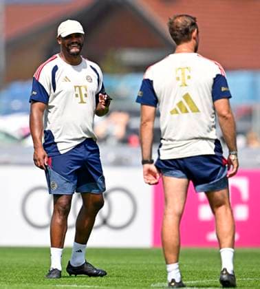 29.07.2026, Fussball Bundesliga 2026 2027, Trainingslager FC Bayern München in Rottach-Egern am Tegernsee (Bayern). Trainer Vincent Kompany (FC Bayern München) hat Spass *** July 29, 2026, 2026–2027 Bundesliga, FC Bayern Munich training camp in Rottach-Egern on Lake Tegernsee; Bayern coach Vincent Kompany; FC Bayern Munich is having fun