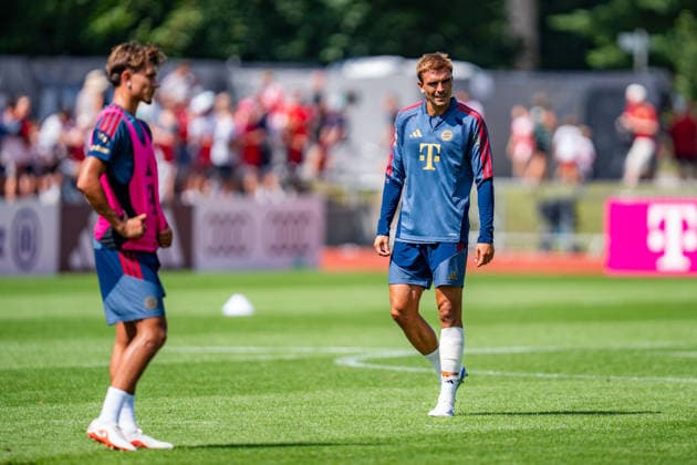 Trainingslager, FC Bayern München am 29.07.2026 in Rottach-Egern Joao Palhinha verletzt am Boden angeschlagen Verletzung Behandlung *** Training camp, FC Bayern Munich on July 29, 2026, in Rottach-Egern: Joao Palhinha injured, lying on the ground, receiving treatment for his injury Copyright: xBahhoxKarax