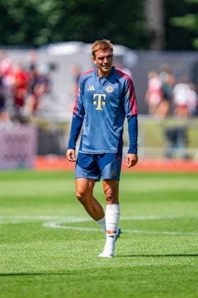 Trainingslager, FC Bayern München am 29.07.2026 in Rottach-Egern Joao Palhinha verletzt am Boden angeschlagen Verletzung Behandlung *** Training camp, FC Bayern Munich on July 29, 2026, in Rottach-Egern: Joao Palhinha injured, lying on the ground, receiving treatment for his injury Copyright: xBahhoxKarax