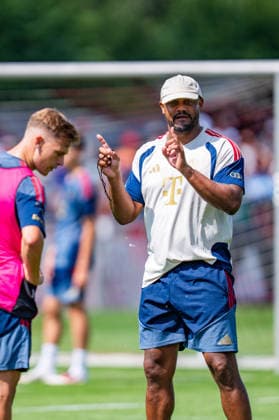 Trainingslager, FC Bayern München am 29.07.2026 in Rottach-Egern Vincent Kompany gibt Anweisungen an Joshua Kimmich *** Training camp, FC Bayern Munich on July 29, 2026, in Rottach-Egern: Vincent Kompany gives instructions to Joshua Kimmich Copyright: xBahhoxKarax