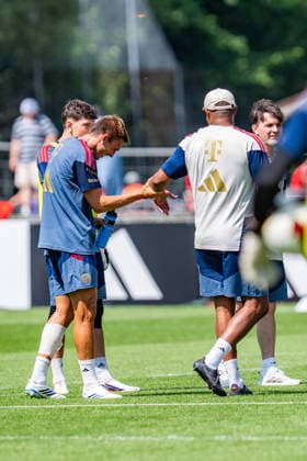 Trainingslager, FC Bayern München am 29.07.2026 in Rottach-Egern Joao Palhinha verletzt angeschlagen Verletzung Behandlung Vincent Kompany lachen zusammen *** Training camp, FC Bayern Munich on July 29, 2026, in Rottach-Egern; Joao Palhinha injured, struggling; injury treatment; Vincent Kompany laughing together Copyright: xBahhoxKarax