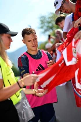 29.07.2026, Fussball Bundesliga 2026 2027, Trainingslager FC Bayern München in Rottach-Egern am Tegernsee (Bayern). Joshua Kimmich (FC Bayern München) schreibt Autogramme. *** July 29, 2026, 2026–2027 Bundesliga, FC Bayern Munich training camp in Rottach-Egern on Lake Tegernsee, Bavaria; Joshua Kimmich of FC Bayern Munich signs autographs