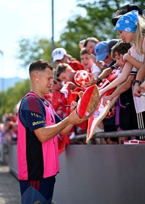 29.07.2026, Fussball Bundesliga 2026 2027, Trainingslager FC Bayern München in Rottach-Egern am Tegernsee (Bayern). Joshua Kimmich (FC Bayern München) schreibt Autogramme. *** July 29, 2026, 2026–2027 Bundesliga, FC Bayern Munich training camp in Rottach-Egern on Lake Tegernsee, Bavaria; Joshua Kimmich of FC Bayern Munich signs autographs