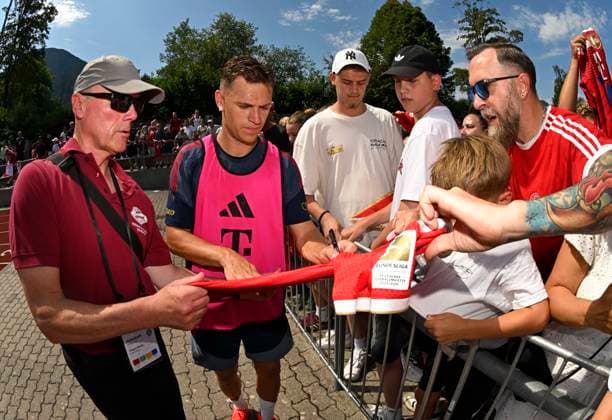 29.07.2026, Fussball Bundesliga 2026 2027, Trainingslager FC Bayern München in Rottach-Egern am Tegernsee (Bayern). Joshua Kimmich (FC Bayern München) schreibt Autogramme. *** July 29, 2026, 2026–2027 Bundesliga, FC Bayern Munich training camp in Rottach-Egern on Lake Tegernsee, Bavaria; Joshua Kimmich of FC Bayern Munich signs autographs