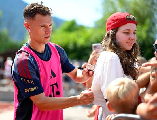 29.07.2026, Fussball Bundesliga 2026 2027, Trainingslager FC Bayern München in Rottach-Egern am Tegernsee (Bayern). Joshua Kimmich (FC Bayern München) schreibt Autogramme. *** July 29, 2026, 2026–2027 Bundesliga, FC Bayern Munich training camp in Rottach-Egern on Lake Tegernsee, Bavaria; Joshua Kimmich of FC Bayern Munich signs autographs