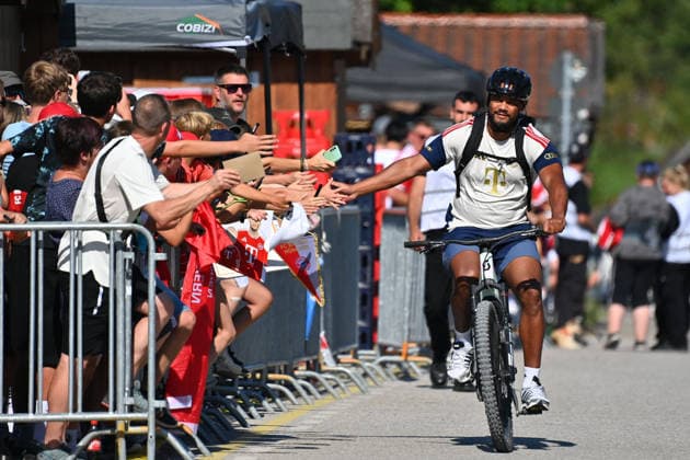 Ankunft Trainer Vincent KOMPANY (Bayern Muenchen) mit dem Fahrrad. Oeffentliches Training FC Bayern Muenchen im Trainingslager in Rottach Egern am 29.07.2026. Fussball 1. Bundesliga,Saison 2026 2027. *** Arrival of Coach Vincent KOMPANY of Bayern Munich by bicycle; FC Bayern Munich s public training session at the training camp in Rottach Egern on July 29, 2026; Soccer, Bundesliga 1, 2026–2027 season