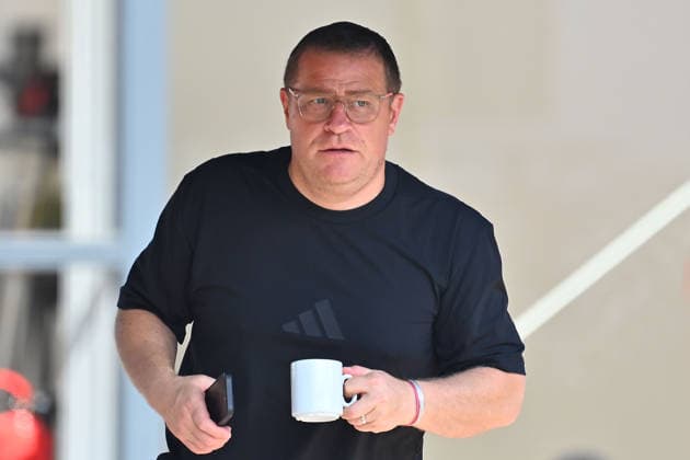 Max EBERL (Sportvorstand FC Bayern Muenchen) mit Tasse Kaffee, Einzelbild,angeschnittenes Einzelmotiv,Halbfigur,halbe Figur. Oeffentliches Training FC Bayern Muenchen im Trainingslager in Rottach Egern am 29.07.2026. Fussball 1. Bundesliga,Saison 2026 2027. *** Max EBERL, Sporting Director of FC Bayern Munich, with a cup of coffee; single frame; cropped image; half-length portrait; FC Bayern Munich public training session at the training camp in Rottach-Egern on July 29, 2026; soccer; Bundesliga 1,2026–2027 season