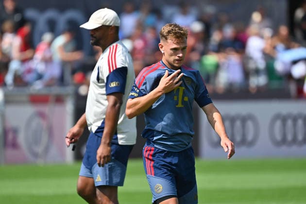 Joshua KIMMICH (Bayern Muenchen), hi:Trainer Vincent KOMPANY (Bayern Muenchen). Oeffentliches Training FC Bayern Muenchen im Trainingslager in Rottach Egern am 29.07.2026. Fussball 1. Bundesliga,Saison 2026 2027. *** Joshua KIMMICH, Bayern Munich; Hi, Coach Vincent KOMPANY, Bayern Munich; FC Bayern Munich s public training session at the training camp in Rottach-Egern on July 29, 2026; Soccer, Bundesliga 1, 2026–2027 season
