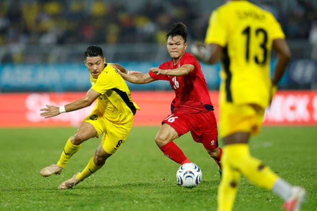 ASEAN Hyundai Cup 2026 Malaysia Vs Laos in Kuala Lumpur, Malaysia - 28 Jul 2026 Sergio Fabian Ezequiel Aguero of Malaysia (L) and Xayasith Singsavang of Laos seen in action during the ASEAN Hyundai Cup 2026 match between Malaysia and Laos at Kuala Lumpur Football Stadium, Cheras. Final score; Malaysia 4:0 Laos. Kuala Lumpur Malaysia Copyright: xWongxFokxLoyx xSOPAxImagesx 20260728_AFW_0654 copy