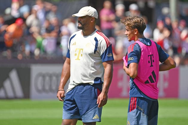 Trainer Vincent KOMPANY (Bayern Muenchen), Tom Bischof (Bayern Muenchen). Oeffentliches Training FC Bayern Muenchen im Trainingslager in Rottach Egern am 29.07.2026. Fussball 1. Bundesliga,Saison 2026 2027. *** Coach Vincent KOMPANY, Bayern Munich; Tom Bischof, Bayern Munich; FC Bayern Munich s public training session at the training camp in Rottach-Egern on July 29, 2026; Soccer, Bundesliga 1, 2026–2027 season