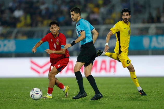 ASEAN Hyundai Cup 2026 Malaysia Vs Laos in Kuala Lumpur, Malaysia - 28 Jul 2026 Damoth Thongkhamsavath of Laos (L) and Endrick Dos Santos Parafita of Malaysia seen in action during the ASEAN Hyundai Cup 2026 match between Malaysia and Laos at Kuala Lumpur Football Stadium, Cheras. Final score; Malaysia 4:0 Laos. Kuala Lumpur Malaysia Copyright: xWongxFokxLoyx xSOPAxImagesx 20260728_AFW_1582 copy