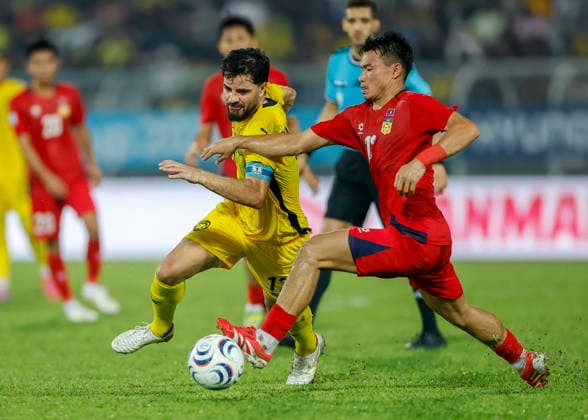 ASEAN Hyundai Cup 2026 Malaysia Vs Laos in Kuala Lumpur, Malaysia - 28 Jul 2026 Viengxay Sidavong of Laos (R) and Sturmer Dos Reis Paulo Josue of Malaysia seen in action during the ASEAN Hyundai Cup 2026 match between Malaysia and Laos at Kuala Lumpur Football Stadium, Cheras. Final score; Malaysia 4:0 Laos. Kuala Lumpur Malaysia Copyright: xWongxFokxLoyx xSOPAxImagesx 20260728_AFW_1589 copy