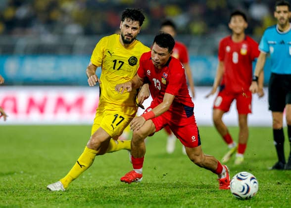 ASEAN Hyundai Cup 2026 Malaysia Vs Laos in Kuala Lumpur, Malaysia - 28 Jul 2026 Viengxay Sidavong of Laos (R) and Sturmer Dos Reis Paulo Josue of Malaysia seen in action during the ASEAN Hyundai Cup 2026 match between Malaysia and Laos at Kuala Lumpur Football Stadium, Cheras. Final score; Malaysia 4:0 Laos. Kuala Lumpur Malaysia Copyright: xWongxFokxLoyx xSOPAxImagesx 20260728_AFW_1600 copy
