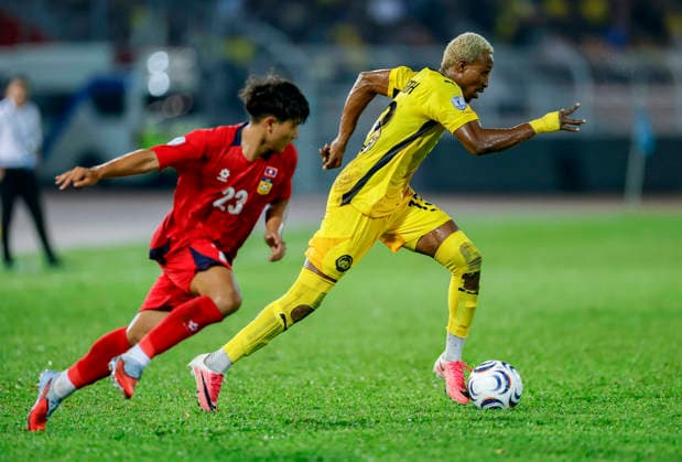 ASEAN Hyundai Cup 2026 Malaysia Vs Laos in Kuala Lumpur, Malaysia - 28 Jul 2026 Mohamadou Sumareh of Malaysia (R) and Phonsak Seesavath of Laos seen in action during the ASEAN Hyundai Cup 2026 match between Malaysia and Laos at Kuala Lumpur Football Stadium, Cheras. Final score; Malaysia 4:0 Laos. Kuala Lumpur Malaysia Copyright: xWongxFokxLoyx xSOPAxImagesx 20260728_AFW_1752 copy