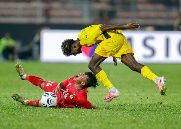 ASEAN Hyundai Cup 2026 Malaysia Vs Laos in Kuala Lumpur, Malaysia - 28 Jul 2026 Pavithran Gunalan of Malaysia (R) and Vilay Kulungsy of Laos seen in action during the ASEAN Hyundai Cup 2026 match between Malaysia and Laos at Kuala Lumpur Football Stadium, Cheras. Final score; Malaysia 4:0 Laos. Kuala Lumpur Malaysia Copyright: xWongxFokxLoyx xSOPAxImagesx 20260728_AFW_1918 copy