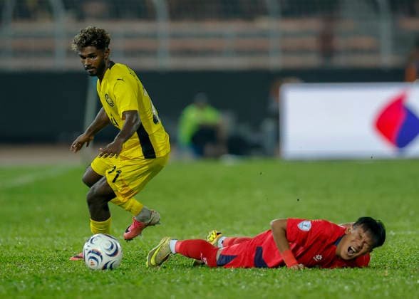 ASEAN Hyundai Cup 2026 Malaysia Vs Laos in Kuala Lumpur, Malaysia - 28 Jul 2026 Pavithran Gunalan of Malaysia (L) and Vilay Kulungsy of Laos seen in action during the ASEAN Hyundai Cup 2026 match between Malaysia and Laos at Kuala Lumpur Football Stadium, Cheras. Final score; Malaysia 4:0 Laos. Kuala Lumpur Malaysia Copyright: xWongxFokxLoyx xSOPAxImagesx 20260728_AFW_1939 copy