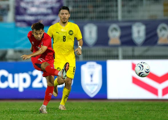 ASEAN Hyundai Cup 2026 Malaysia Vs Laos in Kuala Lumpur, Malaysia - 28 Jul 2026 Chony Waenpaserth of Laos (L) and Sergio Fabian Ezequiel Aguero of Malaysia seen in action during the ASEAN Hyundai Cup 2026 match between Malaysia and Laos at Kuala Lumpur Football Stadium, Cheras. Final score; Malaysia 4:0 Laos. Kuala Lumpur Malaysia Copyright: xWongxFokxLoyx xSOPAxImagesx 20260728_AFW_2205 copy
