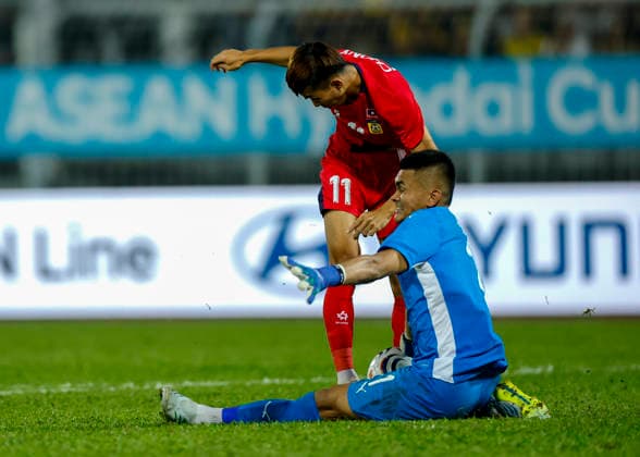 ASEAN Hyundai Cup 2026 Malaysia Vs Laos in Kuala Lumpur, Malaysia - 28 Jul 2026 Muhammad Azri Bin Ab Ghani of Malaysia (R) and Chony Waenpaserth of Laos seen in action during the ASEAN Hyundai Cup 2026 match between Malaysia and Laos at Kuala Lumpur Football Stadium, Cheras. Final score; Malaysia 4:0 Laos. Kuala Lumpur Malaysia Copyright: xWongxFokxLoyx xSOPAxImagesx 20260728_AFW_1871 copy
