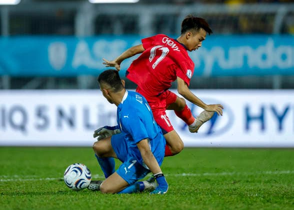ASEAN Hyundai Cup 2026 Malaysia Vs Laos in Kuala Lumpur, Malaysia - 28 Jul 2026 Muhammad Azri Bin Ab Ghani of Malaysia (L) and Chony Waenpaserth of Laos seen in action during the ASEAN Hyundai Cup 2026 match between Malaysia and Laos at Kuala Lumpur Football Stadium, Cheras. Final score; Malaysia 4:0 Laos. Kuala Lumpur Malaysia Copyright: xWongxFokxLoyx xSOPAxImagesx 20260728_AFW_1881 copy