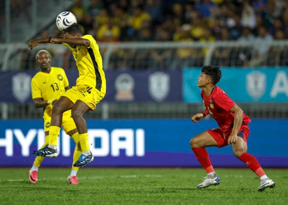 ASEAN Hyundai Cup 2026 Malaysia Vs Laos in Kuala Lumpur, Malaysia - 28 Jul 2026 Ruventhiran Vengadesan of Malaysia (L) and Kaharn Phetsivilay of Laos seen in action during the ASEAN Hyundai Cup 2026 match between Malaysia and Laos at Kuala Lumpur Football Stadium, Cheras. Final score; Malaysia 4:0 Laos. Kuala Lumpur Malaysia Copyright: xWongxFokxLoyx xSOPAxImagesx 20260728_AFW_2071 copy