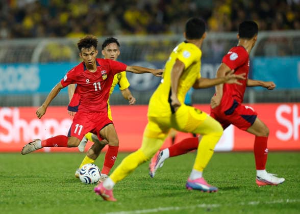 ASEAN Hyundai Cup 2026 Malaysia Vs Laos in Kuala Lumpur, Malaysia - 28 Jul 2026 Chony Waenpaserth of Laos (L) seen in action during the ASEAN Hyundai Cup 2026 match between Malaysia and Laos at Kuala Lumpur Football Stadium, Cheras. Final score; Malaysia 4:0 Laos. Kuala Lumpur Malaysia Copyright: xWongxFokxLoyx xSOPAxImagesx 20260728_AFW_2378 copy