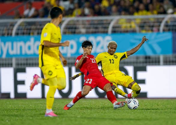 ASEAN Hyundai Cup 2026 Malaysia Vs Laos in Kuala Lumpur, Malaysia - 28 Jul 2026 Phonsak Seesavath of Laos (C) and Mohamadou Sumareh of Malaysia seen in action during the ASEAN Hyundai Cup 2026 match between Malaysia and Laos at Kuala Lumpur Football Stadium, Cheras. Final score; Malaysia 4:0 Laos. Kuala Lumpur Malaysia Copyright: xWongxFokxLoyx xSOPAxImagesx 20260728_AFW_2480 copy